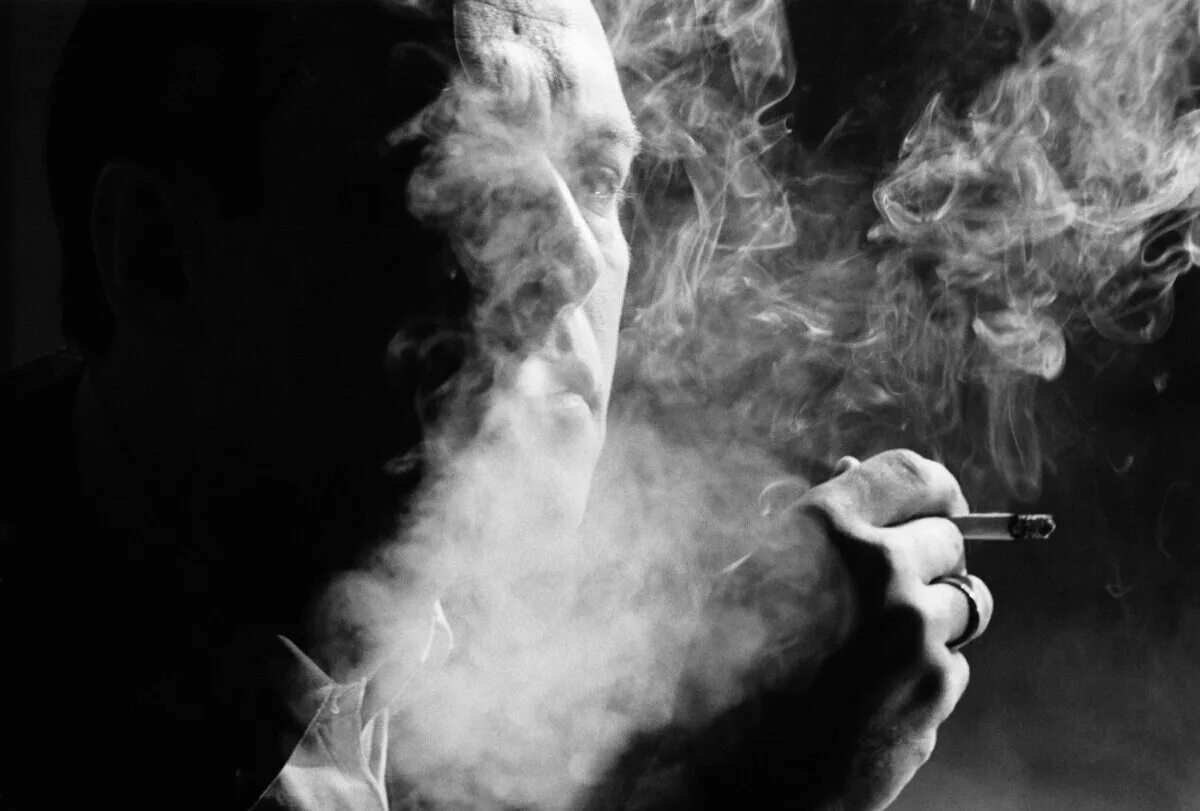Курим на пополам. Парень в дыму. Парень в дыму от сигарет. Курение дым. Парень с сигаретой в дыму.