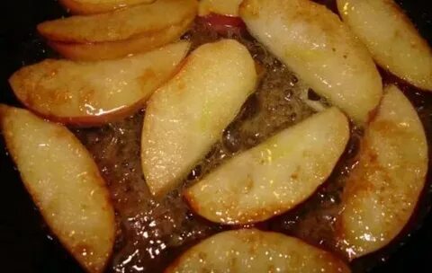 Яблоки на сковородке