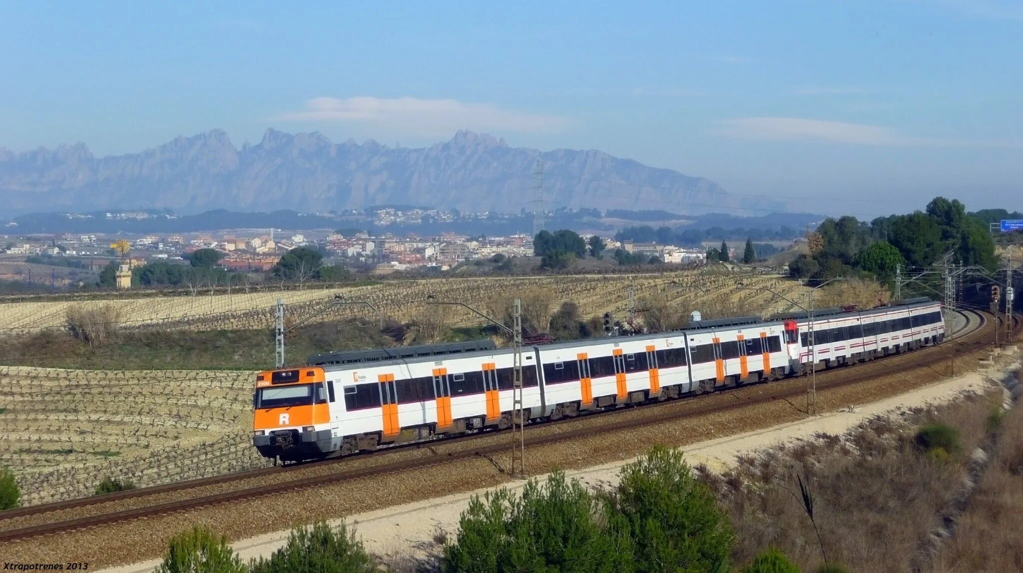 Long train journey. Железнодорожная станция Салоу. Renfe class 447. Поезда Renfe в Испании. Барселона Таррагона поезд.