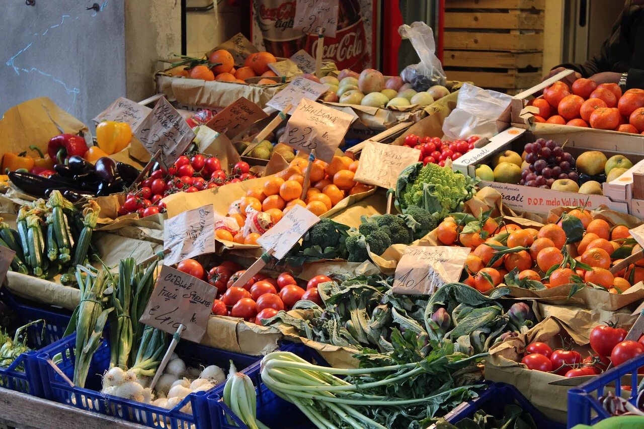 Рынок овощей и фруктов. Овощи на базаре. Овощной рынок. Торговля овощами и фруктами. Мелкооптовая торговля овощами и фруктами.