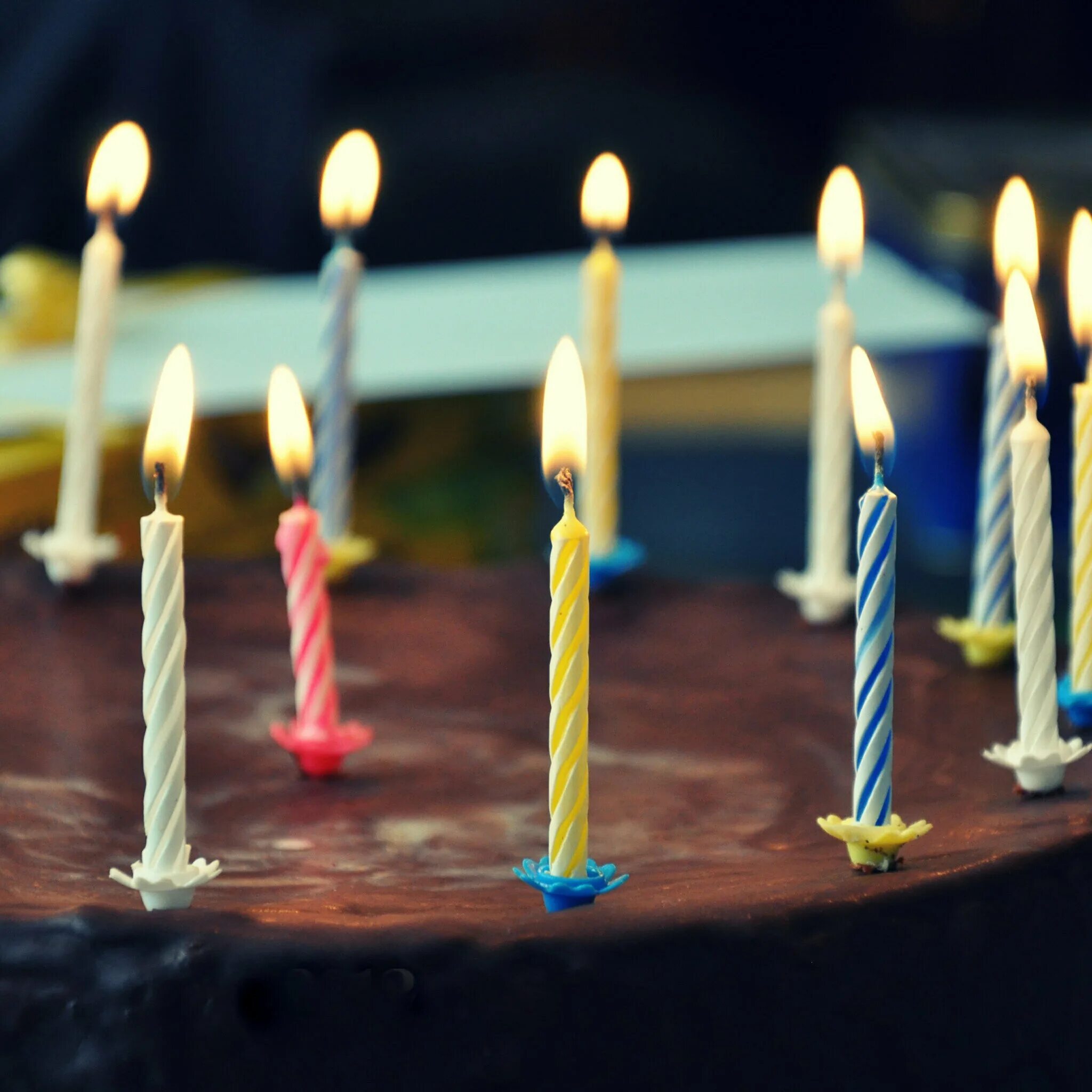свечи для торта. свеча в торт "с днем рождения". свечи для торта. торт со свечками. сколько свечек на торт.