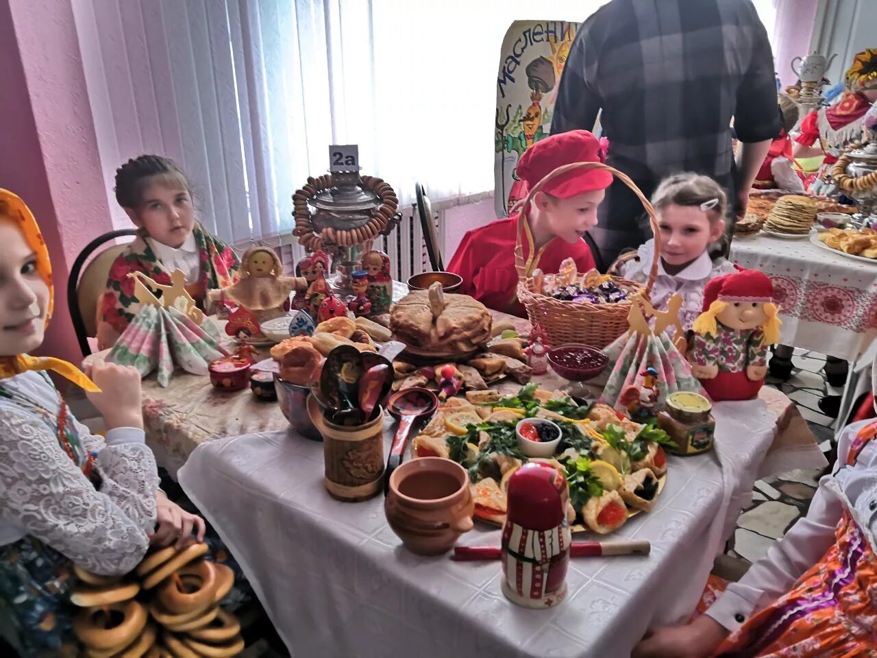 Стол на масленицу в школе оформление фото. Украшение стола на Масленицу. Укрощение Тола на Масленицу. Украшение стола на Масленицу конкурс. Украшение стола на Масленицу в школе.