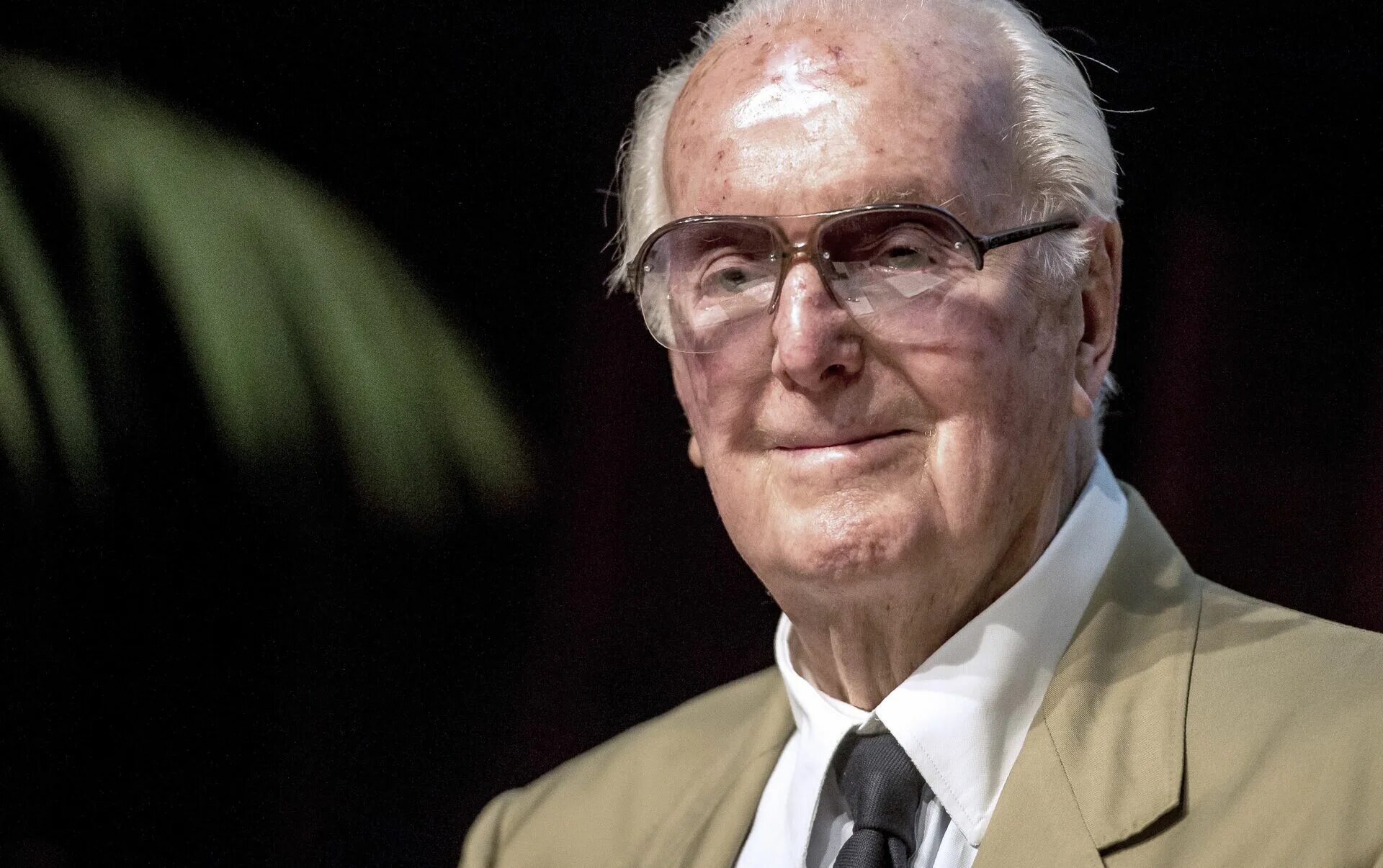 Юбер де живанши и одри хепберн. Юбер живанши в молодости. Дживанши основатель бренда. Модельер юбер де. Юбер де живанши фото.