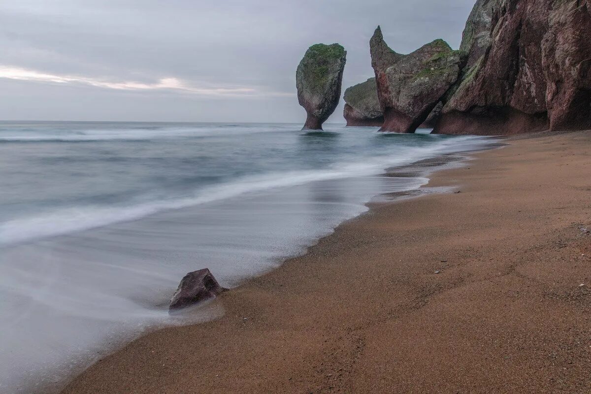 Японское море бухта теляковского. Бухта триозерье. Природа японского моря. Берег японского моря. Остров фуругельма дальневосточный морской заповедник.