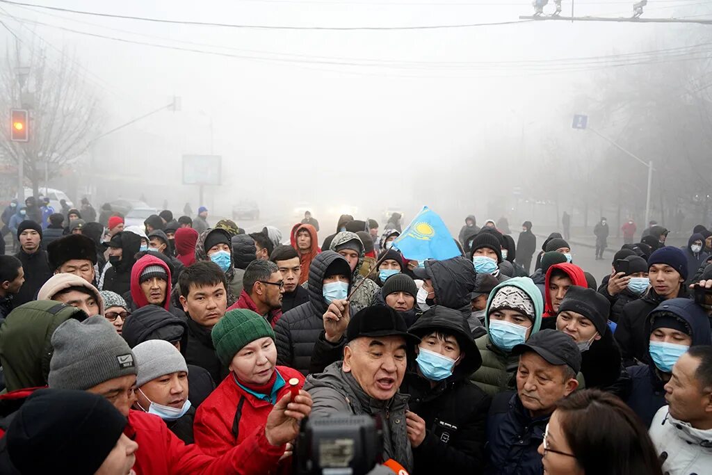 Что произошло в казахстане с девушкой. Алматы протесты 2022. Алматы протесты январь 2022. Бунт в Казахстане 2022. Протесты в Казахстане.