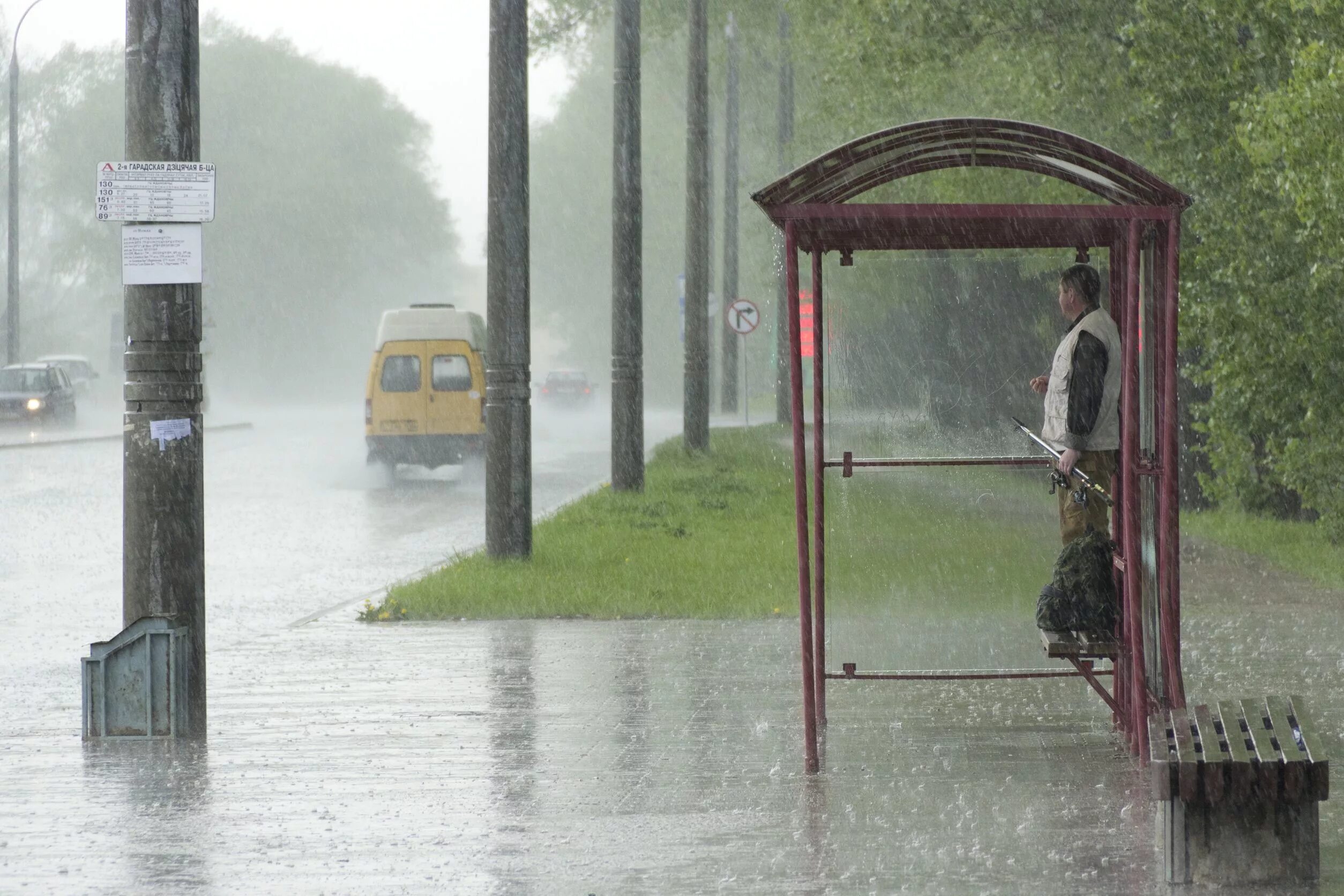 Парень на остановке. Фотосессия девушка на остановке. Остановка композиция. Автобусная остановка с людьми. Люди ждут автобус на остановке.