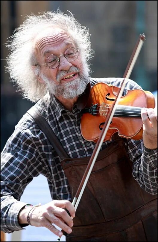 Уличный скрипач. Старик музыкант. Старик скрипач. Старик со скрипкой. Стариков скрипка