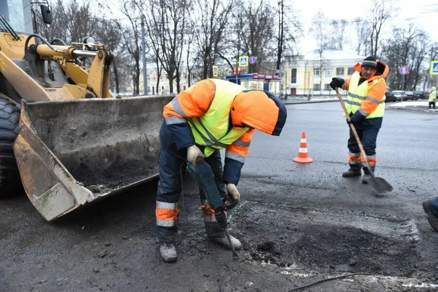 Где идет ремонт дороги. Дорожные работы. Дорожный рабочий. Ремонт дороги. Ремонт дорожного полотна.