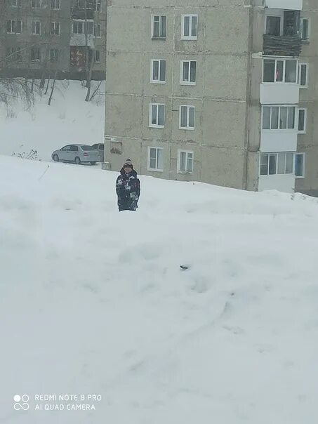 В окно кидают снежки. Техника кидания снежков. Новоульяновск поселок Липки ,дети кидают снег в окна. Мемасики кидание младенца в снег.