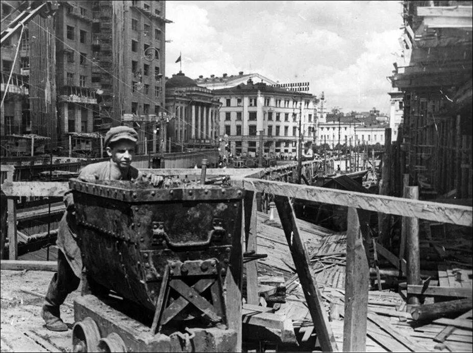 Охотный ряд 1930. Стройка Московского метрополитена 1930. Станции Московского метро 30 х годов. Охотный ряд 1935. Год строительства метро в москве