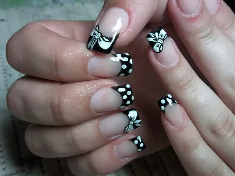 Белый маникюр с черным бантиком Pin by Gemma Tamms on Nail Inspo Mickey nails, Disneyland nails, Gel nails