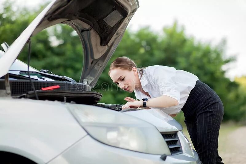 When her car broke she. Машина сломалась. У девушки сломалась машина. Машина сломалась открытый капот. Машина она как женщина.