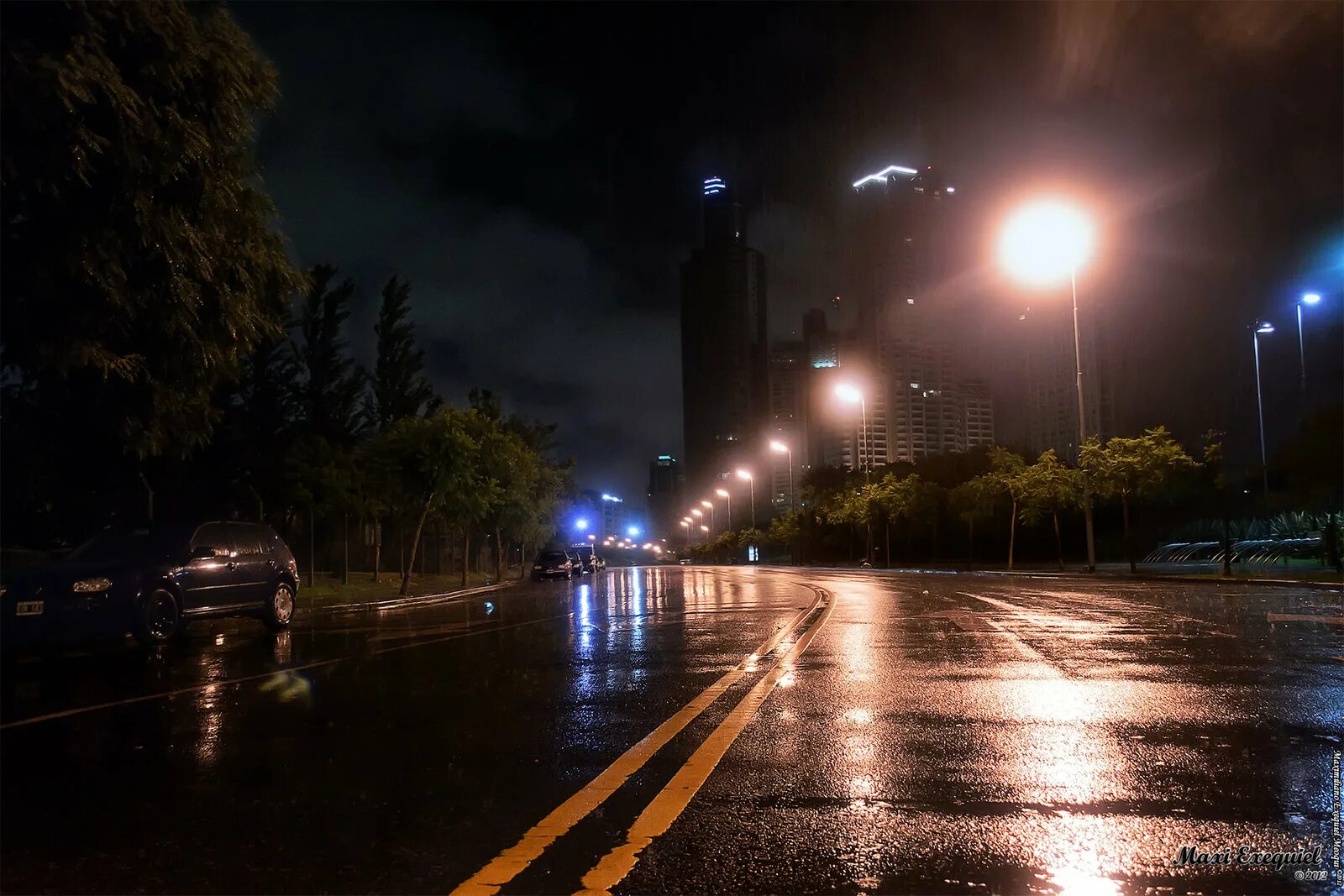 В темное время суток и в пасмурную. Дождь ночью. Дорога дождь ночь. Дождь в городе. Дождливая дорога в городе.