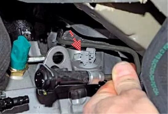 Прокачка сцепления дастер. Трубка гидропривода сцепления renault duster. штуцер сцепления renault duster. система гидравлического сцепления renault duster. гидропривод сцепления рено дастер.
