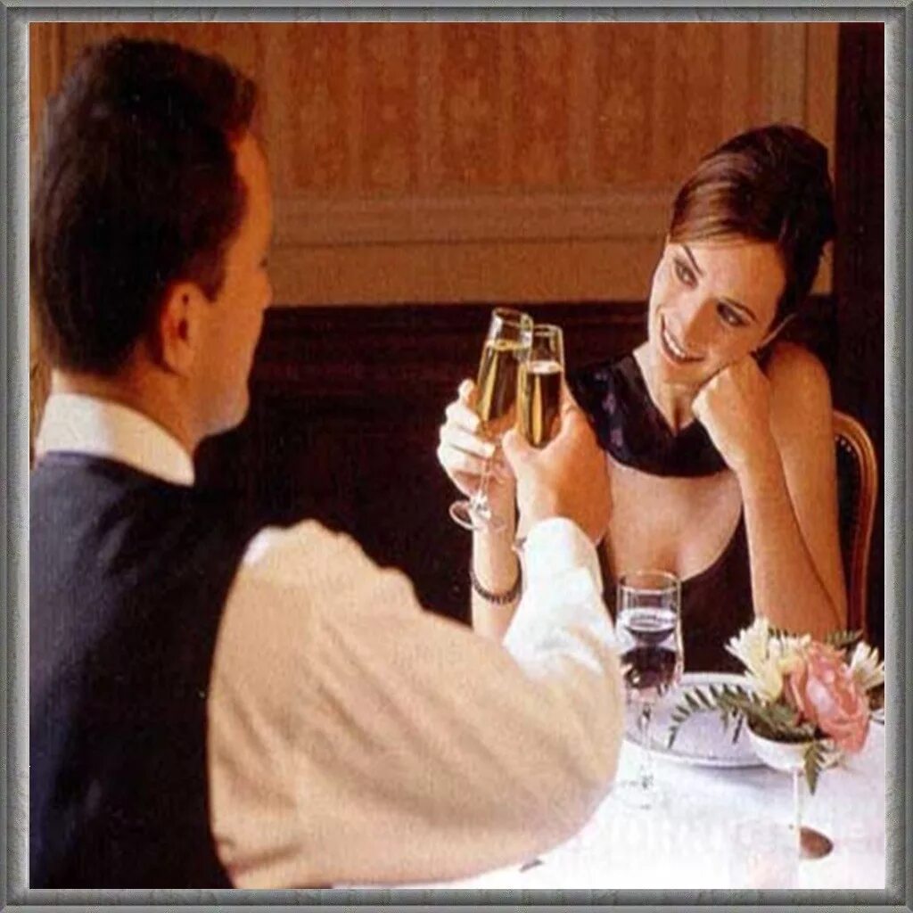 Мужчина и женщина с бокалами. Мужчина и женщина за бокалом вина. Тост за столом. За бокалам вина парень с девушкой. Она не любит вину