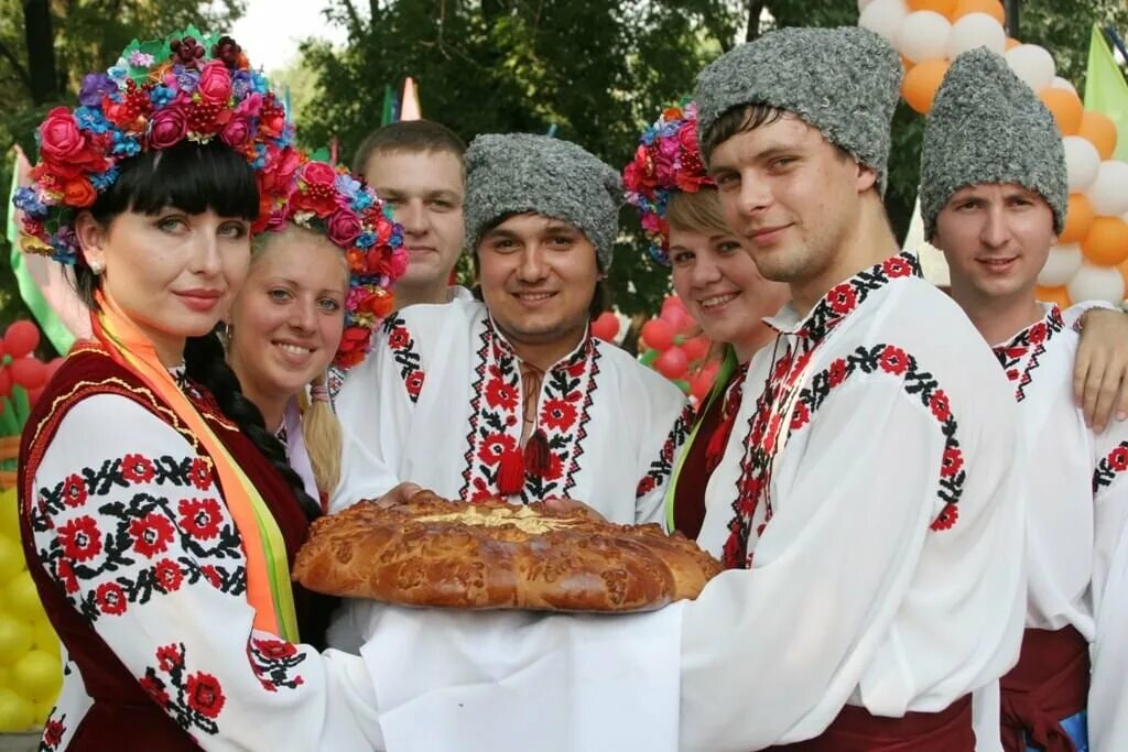 Народ из 3 человек. Молдавия и молдаване. нация молдаване. традиции народов молдовы. традиционное украинское гостеприимство.
