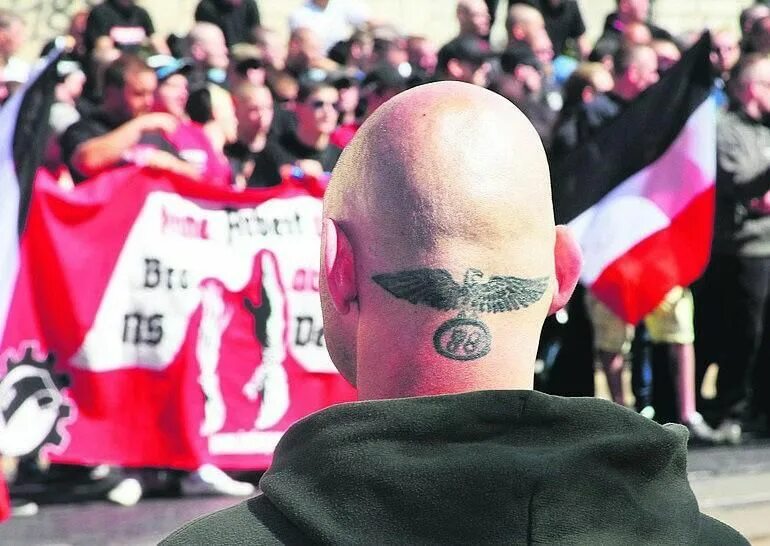 Флаг неонацистов сша. Нео национал социализм. Ультраправый неонацист. Русский марш нацисты в россии. Современные нацисты.