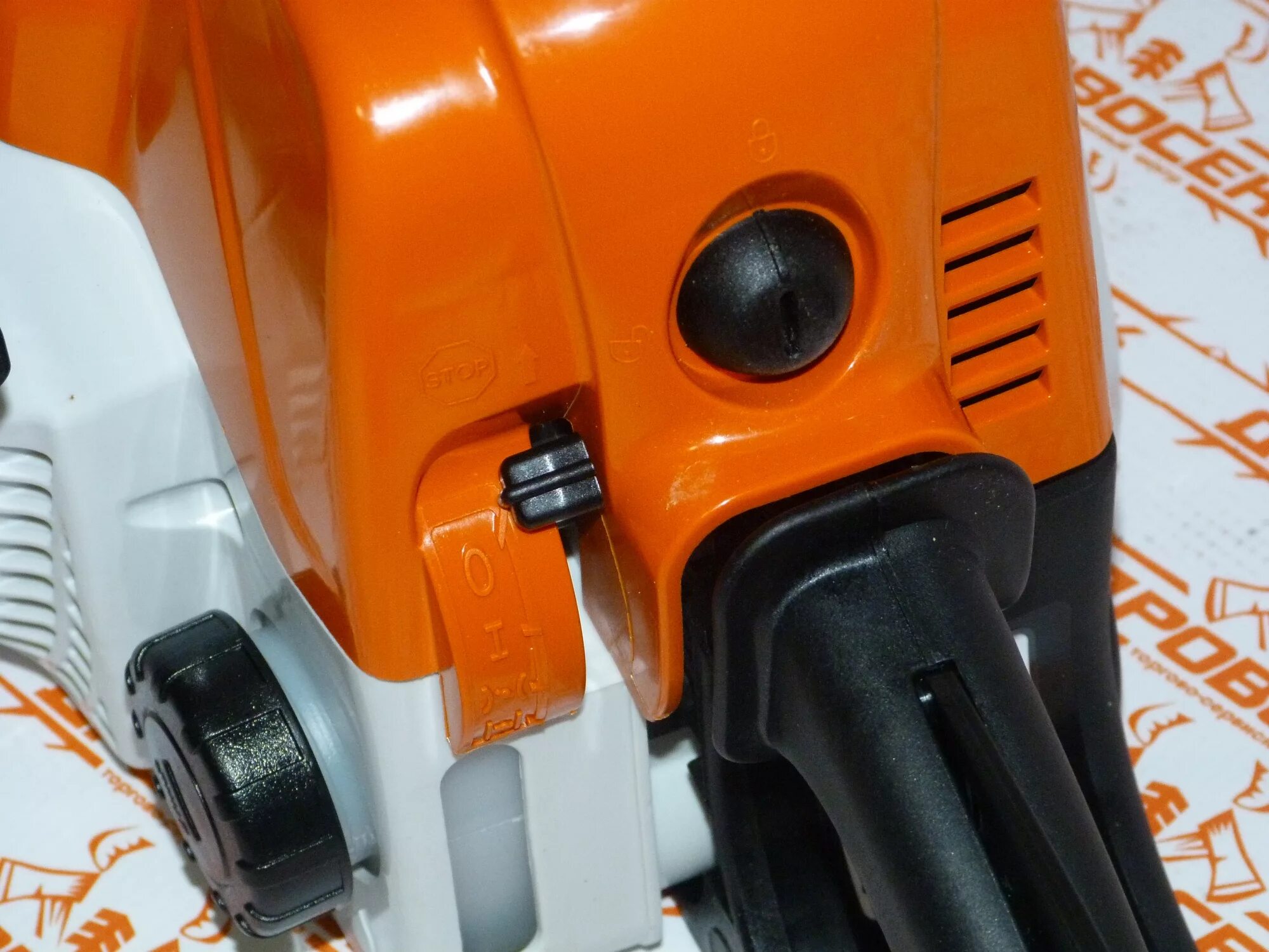 Заливает бензопилу штиль 180. Stihl MS 180. Бензопила Stihl MS 180. Stihl MS 180 2005. Заправочные емкости бензопилы штиль 180.