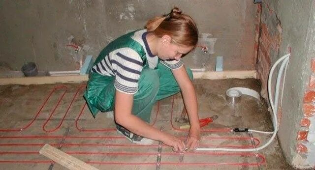Как сделать теплый пол в ванной комнате. Монтаж водяного теплого пола в ванной. Как сделать теплый пол в ванной комнате. Укладка теплого пола в ванной комнате. Теплый пол в санузле.