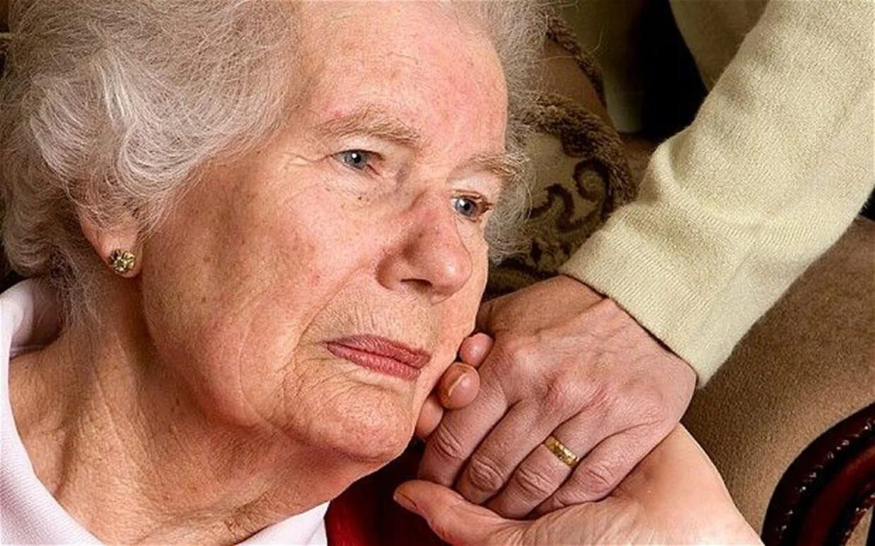 Деменция после 50 лет. Деменция у пожилых. Красивая пожилая женщина. Люди с Альцгеймером. Слабоумие у пожилых.