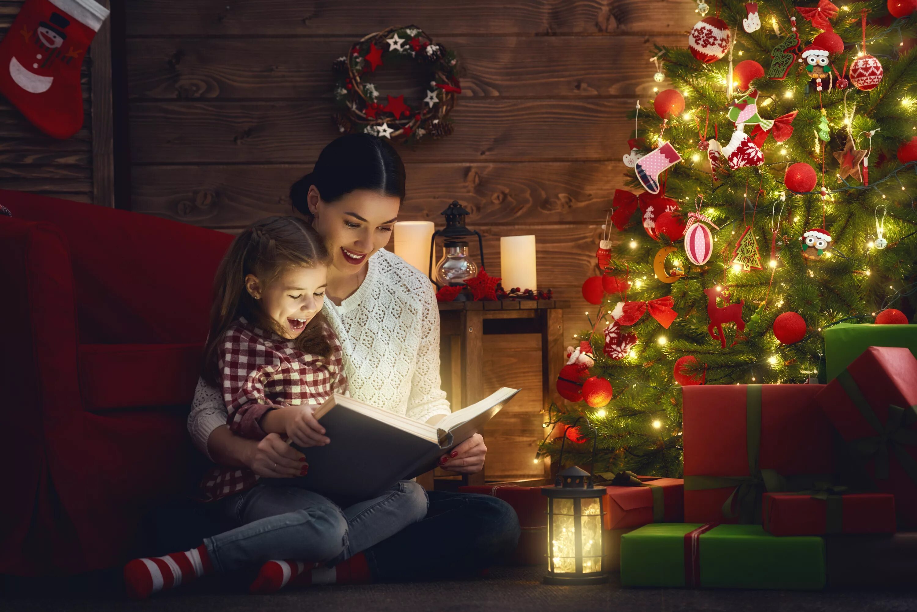 Чтение в год семьи. Семья у новогодней елки. Рождество семья. Фотосессия у елки. Елка для детей.