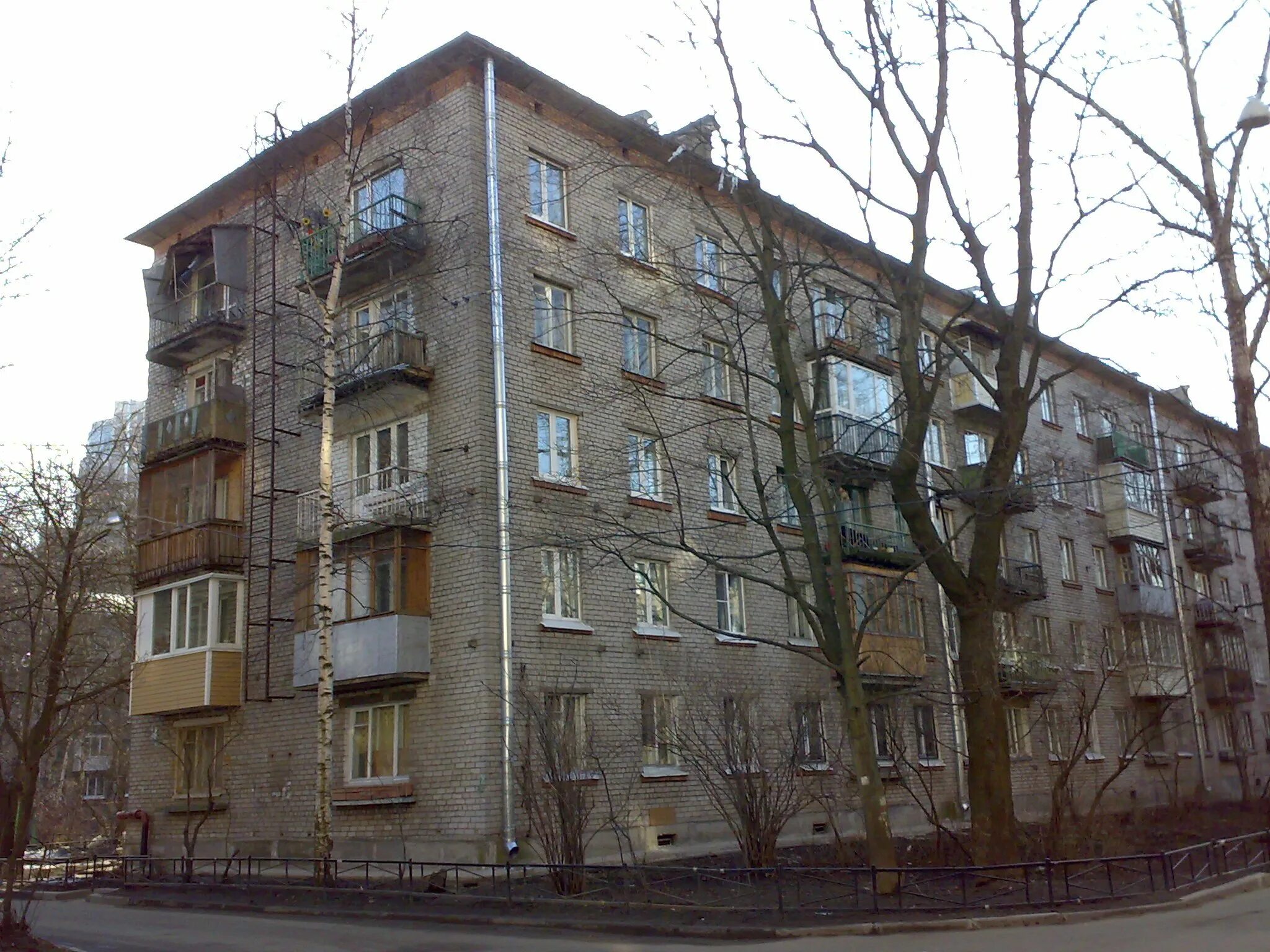 Дом 5 фото. Кирпичная хрущевка 1-528. Хрущевка кирпичная 1-464. Хрущёвка 5 этажка. Хрущевка серия 1-528.