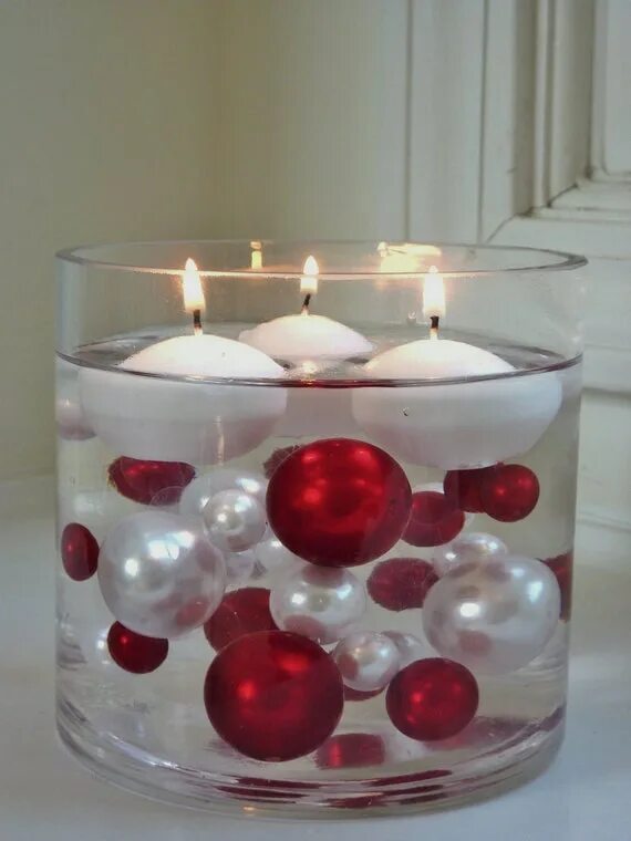 Ваза с шарами. Красивый декор подсвечников. Плавающие свечи. Новогодний декор стеклянной вазы. Новогодний декор в бокале большом.