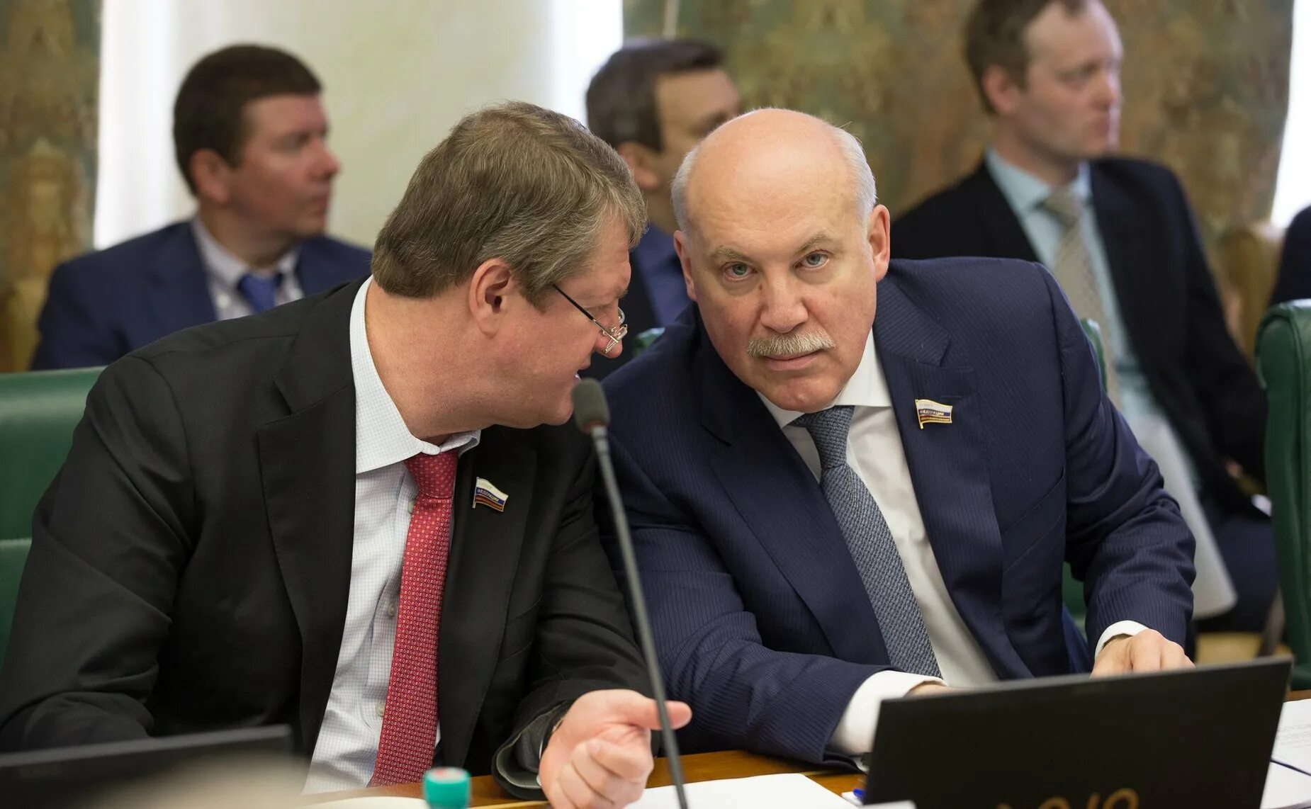 с участием представителей