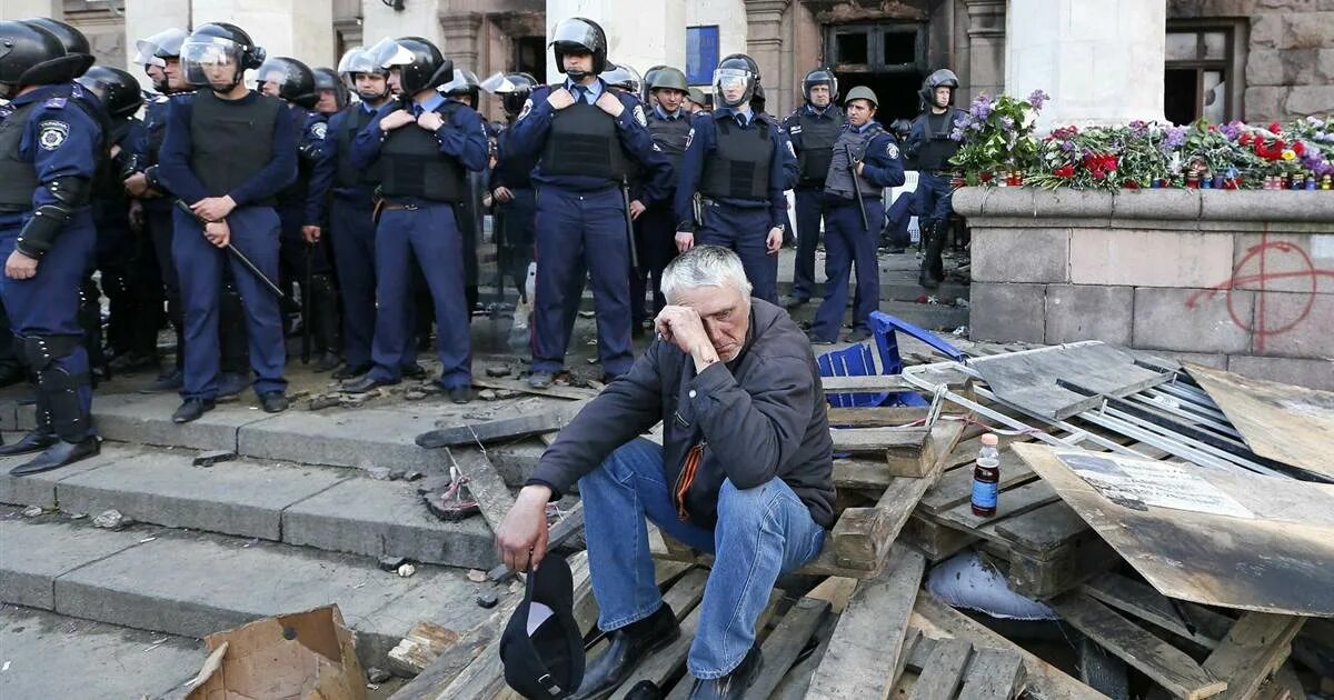 Трагедия в одессе 2 мая 2014. Одесская трагедия 2 мая 2014 года дом профсоюзов. Расстрел в одессе. Одесса дом профсоюзов трагедия. Годовщина трагедии в одессе.