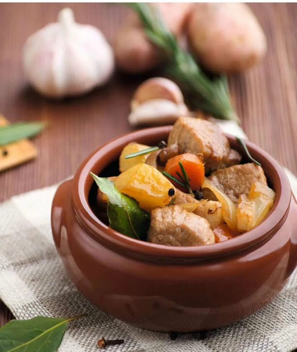 как приготовить говядину с картошкой в горшочках. жаркое по домашнему в горшочках. как приготовить говядину с картошкой в горшочках. жаркое в горшочках с говядиной. овощи томленые в горшочке.