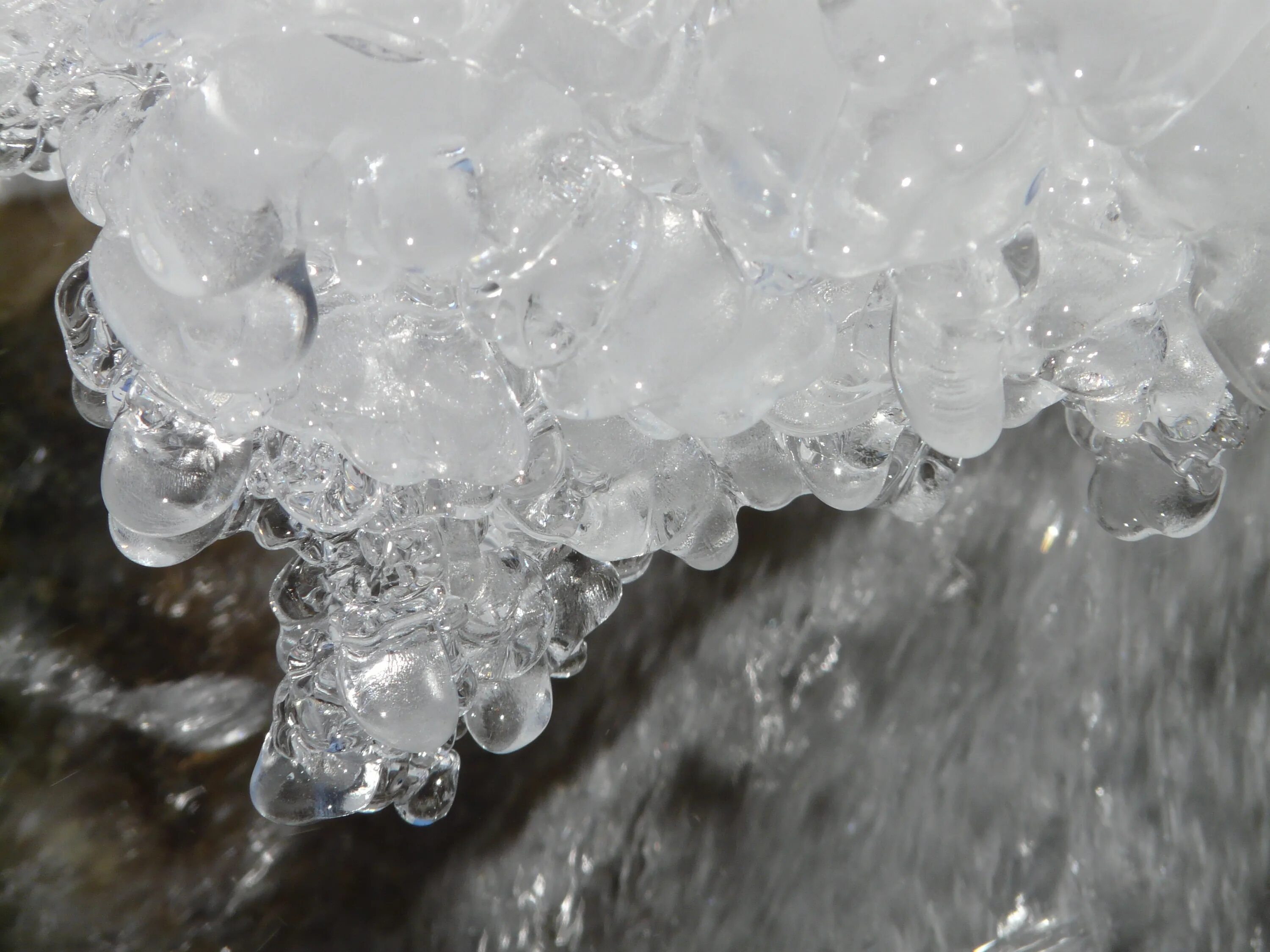 Замерзание воды. Замерзшая вода. Лед замерзшая вода. Кристаллы замерзшей воды.