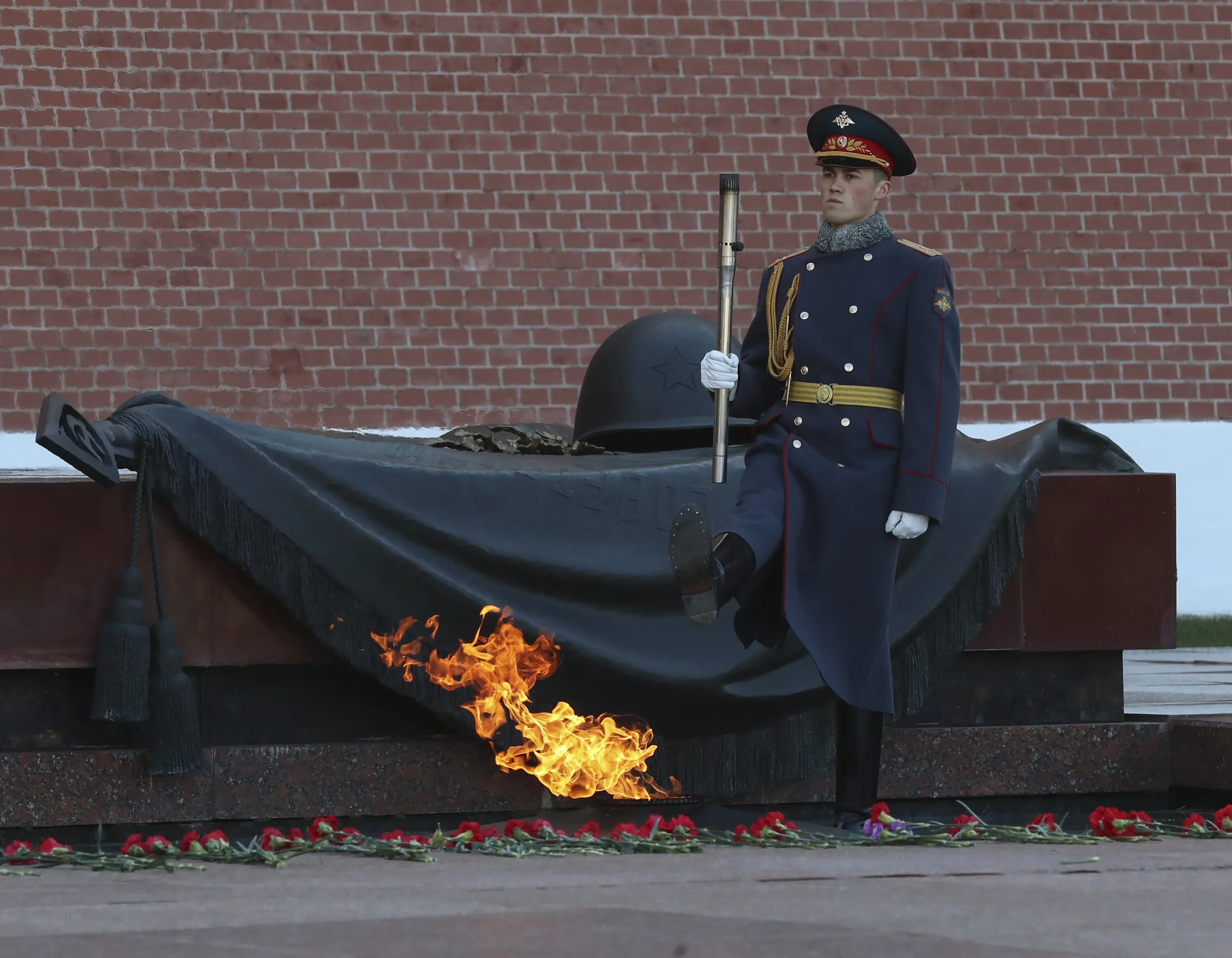 Неизвестный солдат картинки. Вечный огонь на могиле неизвестного солдата. Вечный огонь на могиле неизвестного солдата у кремлевской стены. Вечный огонь неизвестному солдату. Частица вечного огня.