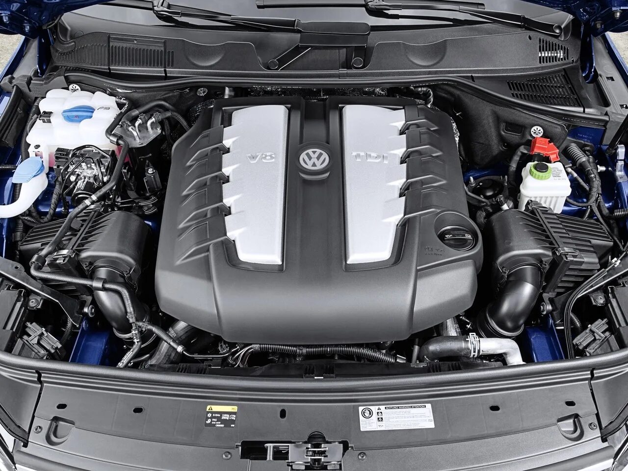Двигатель Volkswagen Touareg 4 и 2. Двигатель Фольксваген Туарег 3.0 дизель. Туарег 2014 под капотом. Фольксваген Туарег под капотом.
