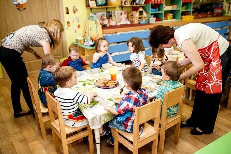 Дежурные группы в детских садах. Зелёный бор минусинск детский сад. Дети раннего возраста. Помощник воспитателя в детский сад. Стоит ли работать в детском саду.