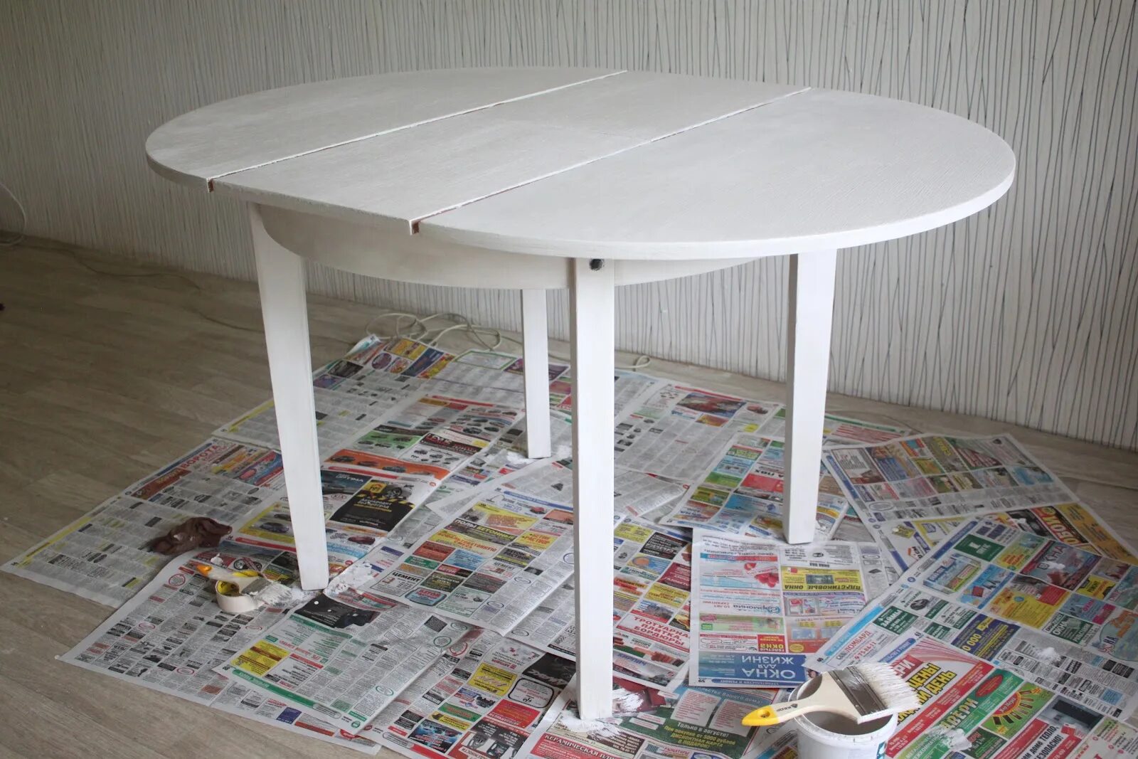 Стол учительский белый. Перекраска старого стола в белый цвет. Барный столик белый. Стол письменный белый biurko trading 160 cm. Декор стола лакк икеа.