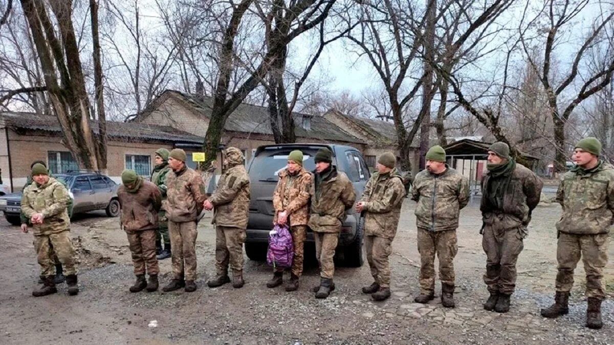 Допрос военнопленного всу. Пленные всу на донбассе 2022. Плен 53. Украинские военнослужащие сдались в плен. Всу пленные российские солдаты.