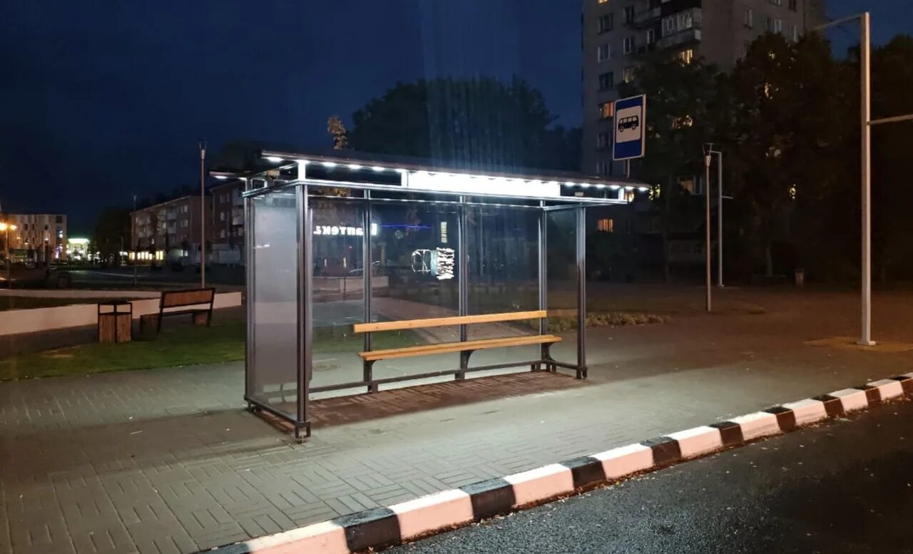 Автобусная остановка в России. Современные остановки общественного транспорта. Современные остановочные павильоны. Освещение автобусных остановок. Остановилась фото