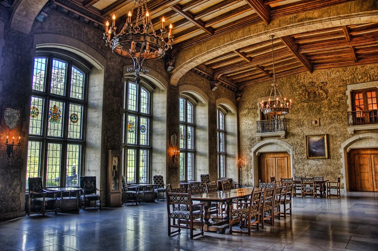 в старинном зале. особняк данте манор. королевский замок англия тронный зал. в старинном зале. тронный зал дублинский замок.