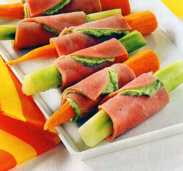 рулет полосатый бисквитный. цукини рулетики черри. цукини рулетики черри. овощные рулетики из лаваша. рулетики из цукини с овощами.