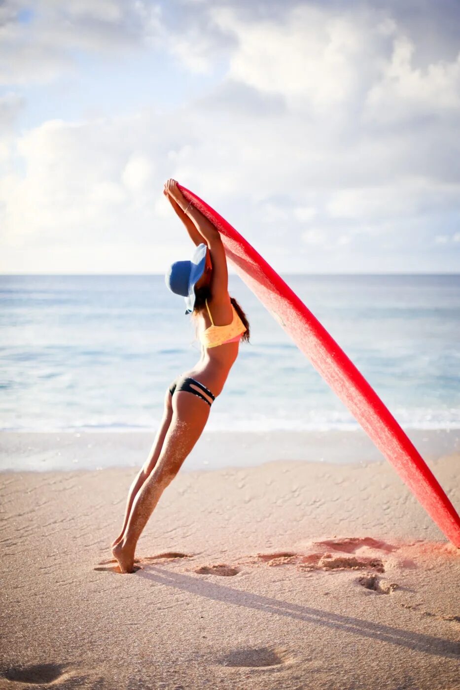 Summer sport. Серфинг девушки. Девушка с серфингом. Девушка на пляже. Спортивные девушки на пляже.