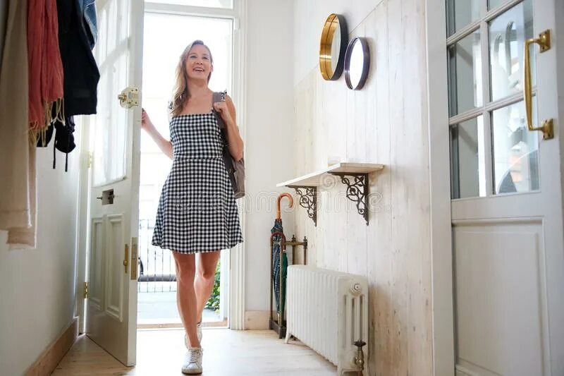 Человек выходит. Arrive at home. Девушка в дверях квартиры. Фотосессия женщины в коридоре. Мужчина открывает дверь.