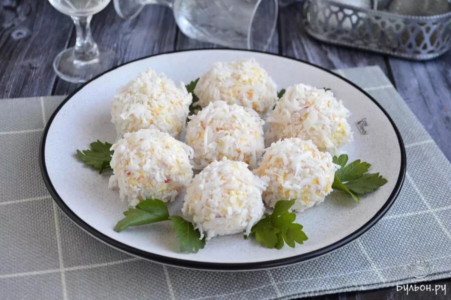 Шарики из плавленного сыра. Крабовые рафаэлки. крабовая закуска рафаэлло. крабовые шарики рафаэлло. закуска сырные шарики рафаэлло.