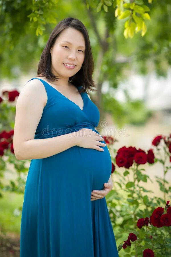 Китайский беременность. Беременная китаянка. Китайские девушки беременные. Беременная женщина портрет. Беременная китаянка беременная китаянка.