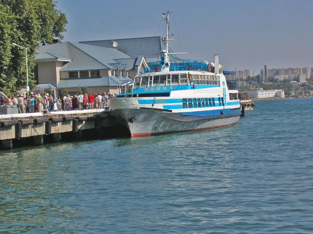 Причал радиогорка севастополь. Катера севастополь фотон. Катер юпитер севастополь. Катер артбухта северная. Катер артбухта.