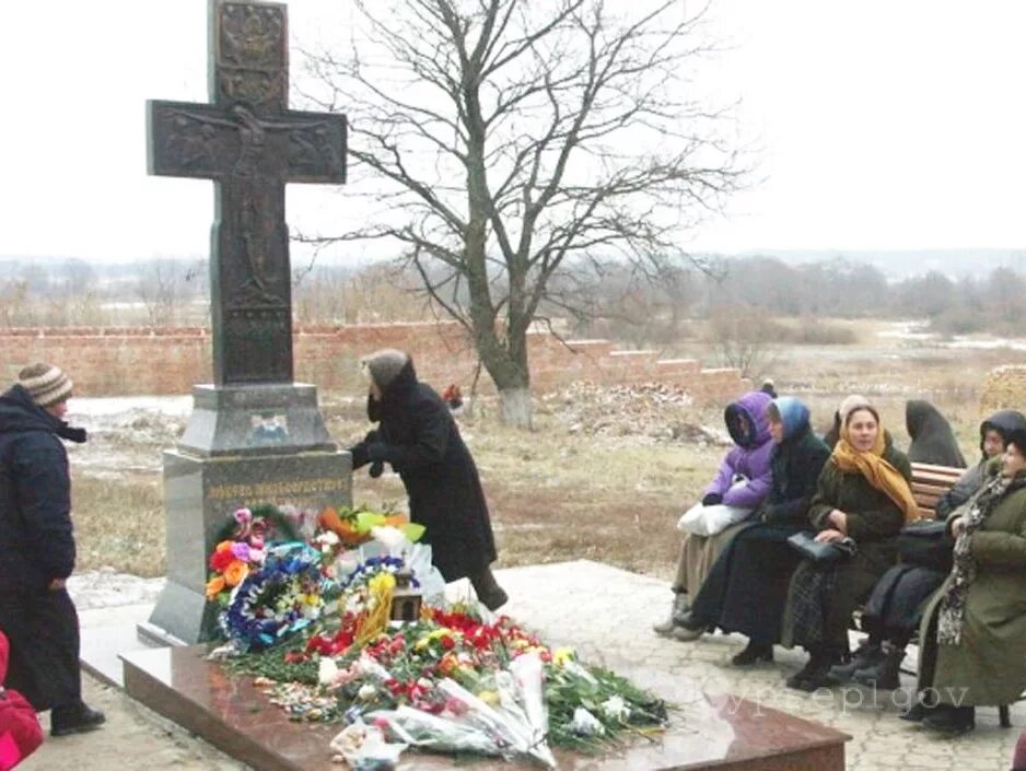 рыльский монастырь старец ипполит. рыльск могила архимандрита ипполита. могила в рыльске ипполита мужской монастырь. мужской монастырь в рыльске курской области могила ипполита. могила архимандрита ипполита халина.