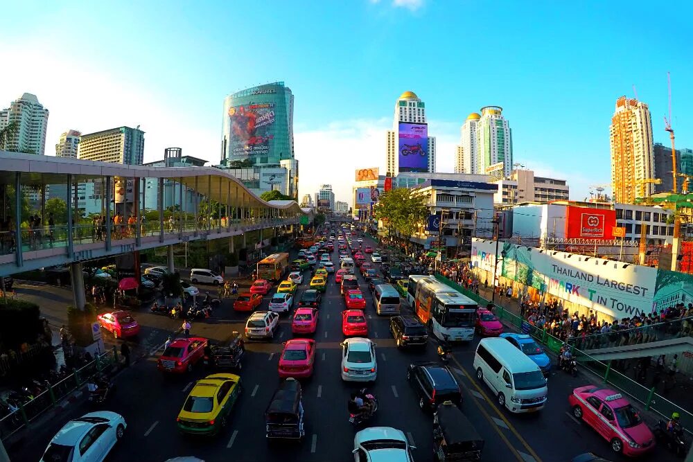 Красная улица бангкок. Тайланд Бангкок улицы. Бангкок улицы центр. Бангкок Центральная улица. Бангкок и Паттайя.