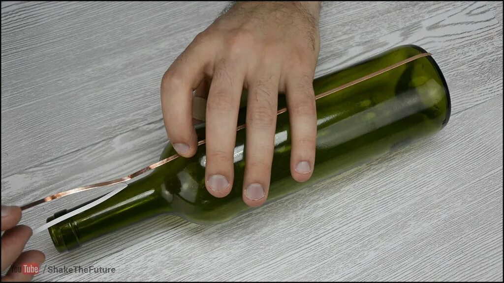 Как разрезать бутылку стеклорезом. Разрезанная бутылка. разрезать стеклянную бутылку. обрезанная винная бутылка. обрезать стеклянную бутылку.
