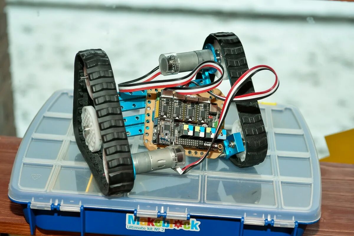 Сборка робота и программирование светодиодов. Как сделать робота машину. Робот Собери сам из киоска 2014 машина. Робот собирает масло 2022. Автовывернушки собираются в робота.