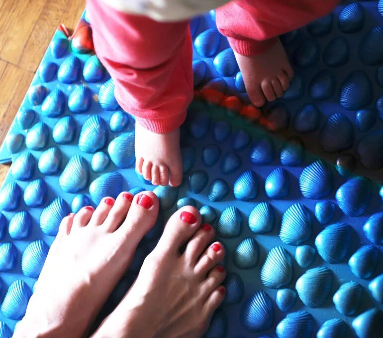 Массажные поверхности. Массажный коврик для ног для детей. Массажный коврик для плоскостопия. Коврик от плоскостопия для детей. Детский коврик для массажа ног.