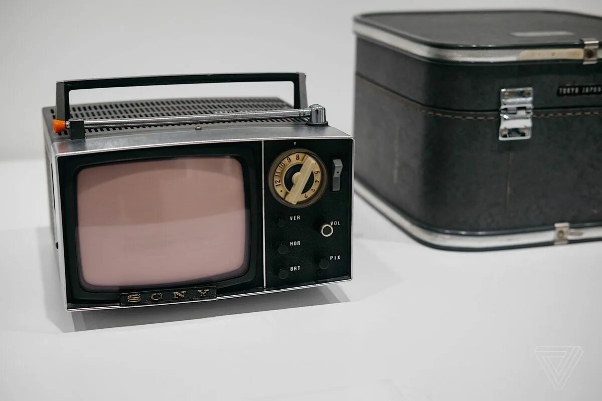 Микро телевизоры. Самый маленький телевизор. Самый маленький телевизор в мире. Микро телевизор 1975. Старый микро телевизор маленький.